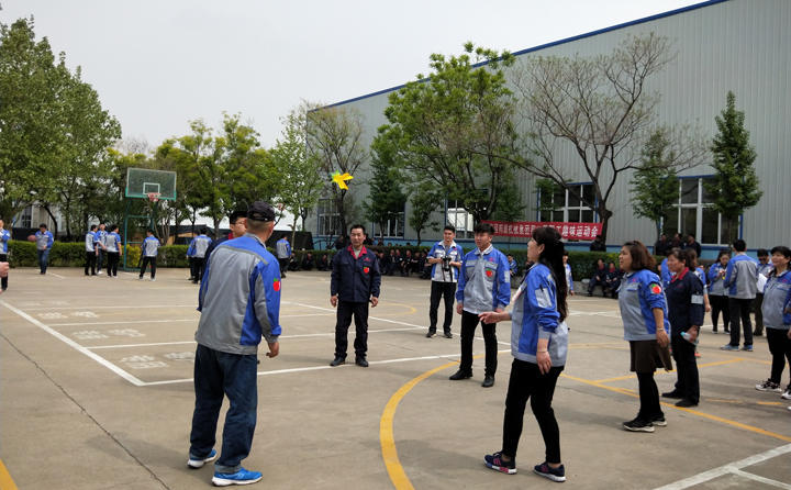 踢毽子比賽讓我們見(jiàn)識到團結協(xié)作、堅持不懈的運動(dòng)精神，各隊在場(chǎng)上展開(kāi)激烈比拼，隊員們沉著(zhù)應戰、默契配合、快速傳遞