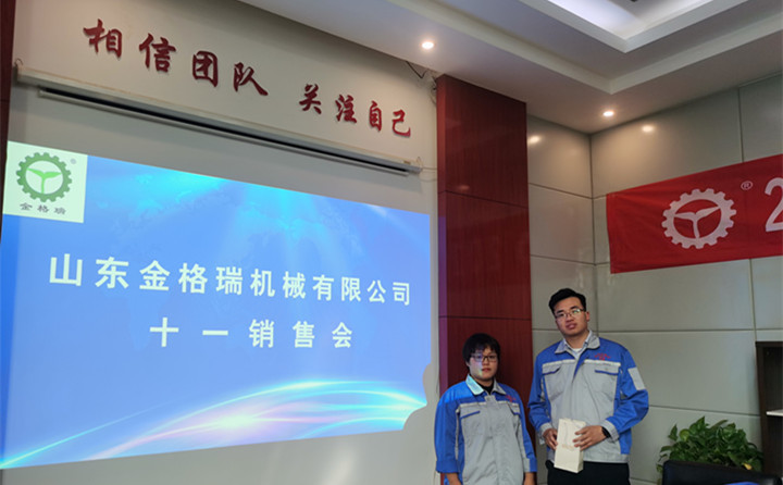 銷(xiāo)售總監李娟為9月份的銷(xiāo)售冠軍高立國頒發(fā)榮譽(yù)獎勵