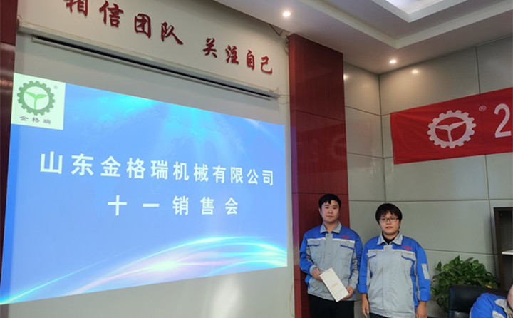銷(xiāo)售總監李娟為9月份的邀約冠軍王錫友頒發(fā)榮譽(yù)獎勵